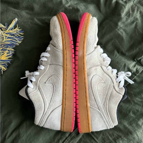 Jordan 1 Low Hyper Pink - Picture 6 of 7